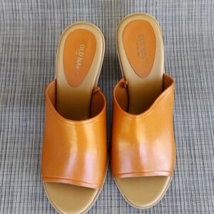 GAP Pre-owned tan mules size 9